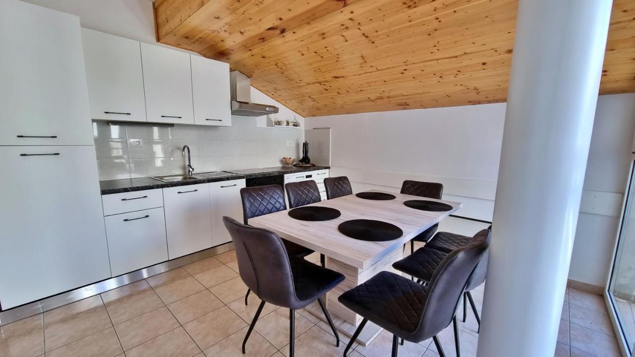 Apartment Hana Omiš Esterno foto